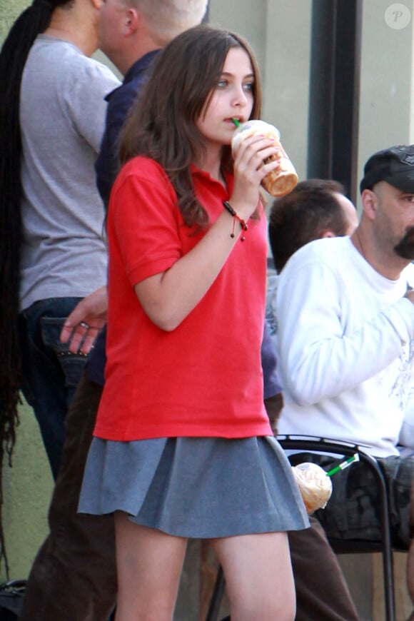 Los Angeles, Paris Jackson, a été aperçue en train de prendre une boisson au Starbucks après l'école à Los Angeles.