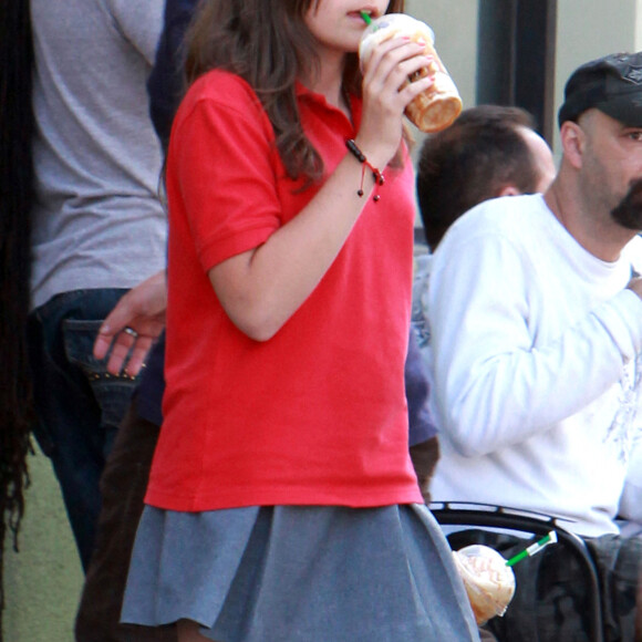 Los Angeles, Paris Jackson, a été aperçue en train de prendre une boisson au Starbucks après l'école à Los Angeles.