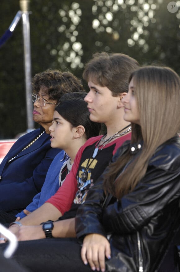 Katherine Jackson, Blanket Jackson, Prince Jackson et Paris Jackson lors de la cérémonie en l'honneur de Michael Jackson avec Hand and Footprints in Cement, au Grauman's Chinese Theatre, le 26 janvier 2012, à Los Angeles. Photo par Michael Germana/ZUMA Wire/ABACAPRESS.COM