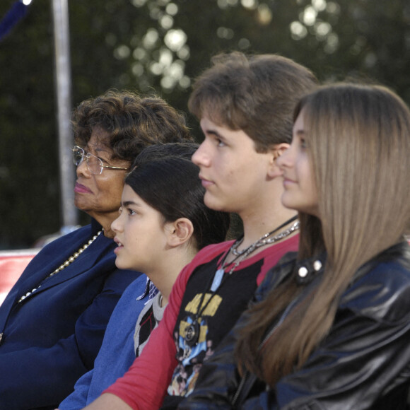 Katherine Jackson, Blanket Jackson, Prince Jackson et Paris Jackson lors de la cérémonie en l'honneur de Michael Jackson avec Hand and Footprints in Cement, au Grauman's Chinese Theatre, le 26 janvier 2012, à Los Angeles. Photo par Michael Germana/ZUMA Wire/ABACAPRESS.COM