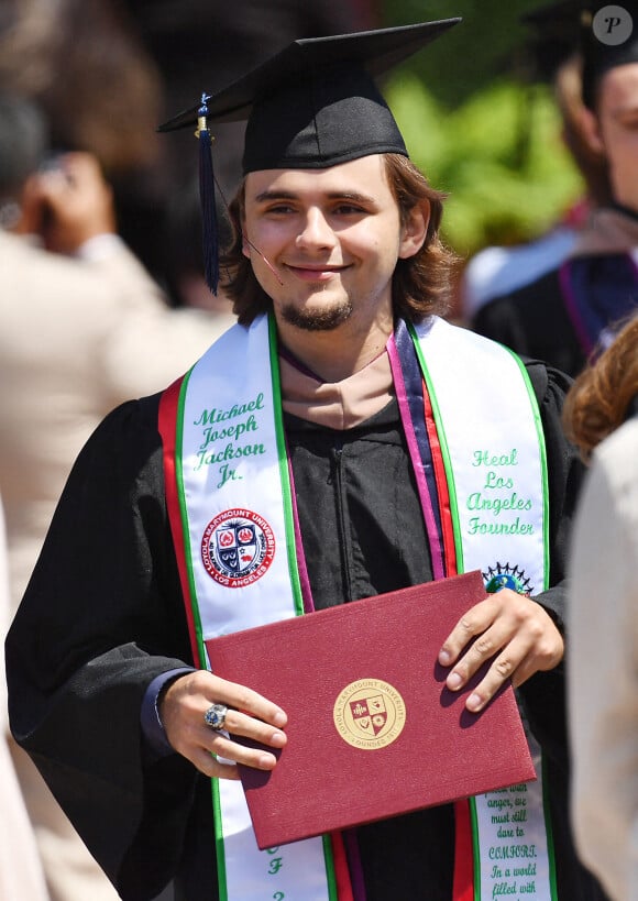 Prince Jackson obtient son diplôme universitaire en portant un chapeau et une toge sur lesquels est inscrit un hommage à son défunt père Michael Jackson, tandis que sa grand-mère Katherine Jackson le regarde en le soutenant lors de sa cérémonie de remise des diplômes à l'Université Loyola Marymount à Los Angeles, CA, États-Unis, le samedi 11 mai 2019. Prince portait une écharpe avec son prénom complet brodé "Michael Joseph Jackson" d'un côté et une citation inspirante de son père Michael Jackson de l'autre côté qui disait "Dans un monde rempli de haine, nous devons encore oser espérer. Dans un monde rempli de colère, nous devons encore oser réconforter. Dans un monde rempli de désespoir, nous devons encore oser rêver. Dans un monde rempli de méfiance, nous devons encore oser croire. - Michel Jackson". Photo par Garrett A. Cheen/Splash News/ABACAPRESS.COM