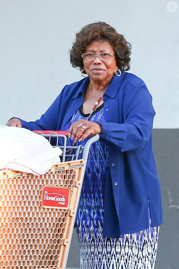 Exclusif - Katherine Jackson a été vue en train d'acheter des articles pour la maison chez Home Goods, tout en portant son alliance à Los Angeles, CA, USA, le 1er octobre 2014. Photo by GSI/ABACAPRESS.COM