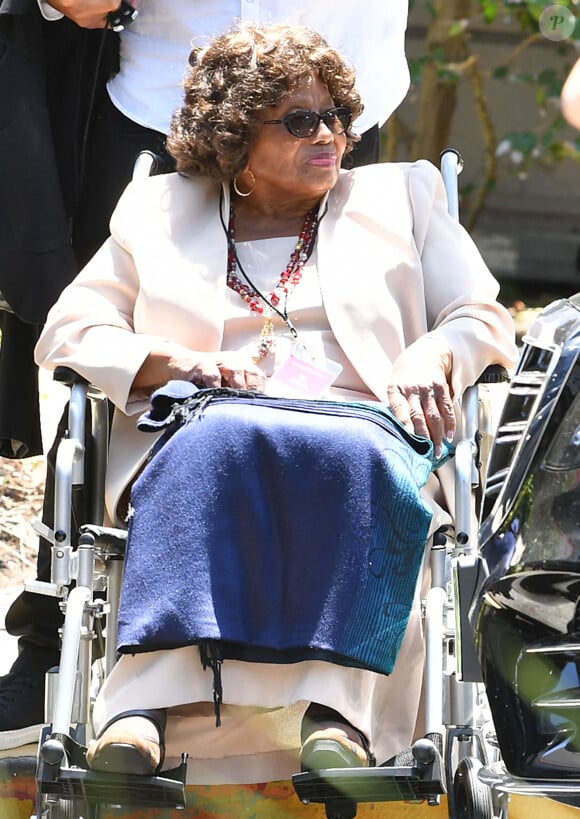 Katherine Jackson assiste à la cérémonie de remise des diplômes universitaires de Prince Jackson à l'Université Loyola Marymount en fauteuil roulant près de Marina Del Rey à Los Angeles, CA, États-Unis, le 11 mai 2019. Prince a obtenu une licence en commerce. Katherine s'est déplacée en fauteuil roulant lors de la cérémonie de remise des diplômes. Photo par Gacus/Splash News/ABACAPRESS.COM