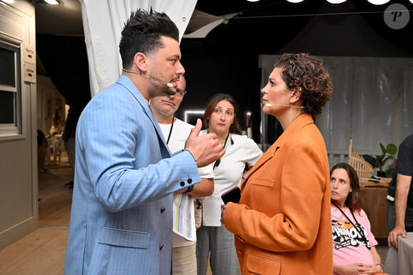 Exclusif - Kev Adams et Nawell Madani - Rendez-vous et backstage lors de l'enregistrement de l'émission "L'humour à la plage" pour le 1er festival de Juan les Pins à la pinède Gould le 4 juillet 2024. © Bruno Bebert / JR Santini / Bestimage