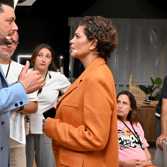 Exclusif - Kev Adams et Nawell Madani - Rendez-vous et backstage lors de l'enregistrement de l'émission "L'humour à la plage" pour le 1er festival de Juan les Pins à la pinède Gould le 4 juillet 2024. © Bruno Bebert / JR Santini / Bestimage