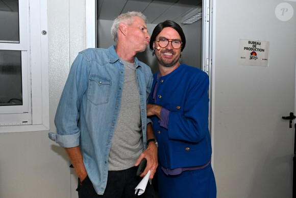 Exclusif - Denis Brogniart et Jarry - Rendez-vous et backstage lors de l'enregistrement de l'émission "L'humour à la plage" pour le 1er festival de Juan les Pins à la pinède Gould le 4 juillet 2024. © Bruno Bebert / JR Santini / Bestimage