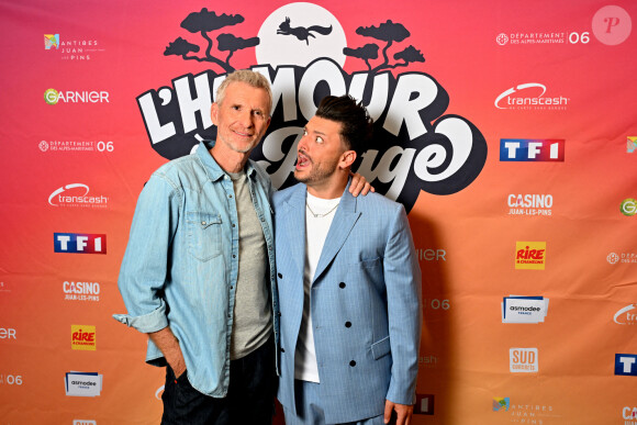 Exclusif - Denis Brogniart et Kev Adams - Rendez-vous et backstage lors de l'enregistrement de l'émission "L'humour à la plage" pour le 1er festival de Juan les Pins à la pinède Gould le 4 juillet 2024. © Bruno Bebert / JR Santini / Bestimage