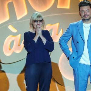 Exclusif - Chantal Ladesou, Kev Adams - Premier jour de l'enregistrement de l'émission "L'humour à la plage" pour le 1er festival de Juan les Pins à la pinède Gould le 4 juillet 2024. © JR Santini / Bruno Bebert / Bestimage