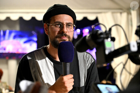 Exclusif - Hakim Jemili - Backstage et rendez-vous jour 2 - Enregistrement de l'émission "L'humour à la plage" pour le 1er festival de Juan les Pins à la pinède Gould le 5 juillet 2024. © Bruno Bebert / JR Santini / Bestimage