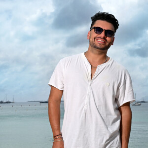 Exclusif - Kev Adams - Backstage et rendez-vous jour 2 - Enregistrement de l'émission "L'humour à la plage" pour le 1er festival de Juan les Pins à la pinède Gould le 5 juillet 2024. © Bruno Bebert / JR Santini / Bestimage