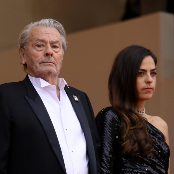 Alain Delon était l'un des derniers monstres sacrés du cinéma français
Alain Delon (avec un badge Paris Match d'une ancienne couverture du magazine titrant "Alain Delon, mes deux amours, Rosalie et Anouchka) et sa fille Anouchka Delon (Robe Elie Saab) - Montée des marches du film "A Hidden Life" lors du 72ème Festival International du Film de Cannes. © Jacovides-Moreau / Bestimage