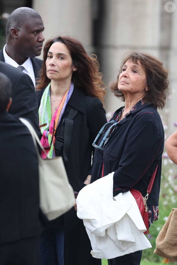 Marie Fugain et sa mère Stéphanie Fugain - Obsèques de P.Laffont dans la salle de la Coupole du cimetière du Père-Lachaise à Paris, le 23 août 2024. L'animateur de télévision est décédé le 7 août 2024 à l'âge de 84 ans. © Dominique Jacovides / Bestimage