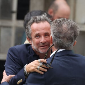 Fabrice Laffont et Gérard Holtz - Obsèques de P.Laffont dans la salle de la Coupole du cimetière du Père-Lachaise à Paris, le 23 août 2024. L'animateur de télévision est décédé le 7 août 2024 à l'âge de 84 ans. © Dominique Jacovides / Bestimage