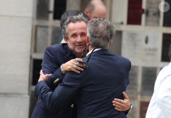 Fabrice Laffont et Gérard Holtz - Obsèques de P.Laffont dans la salle de la Coupole du cimetière du Père-Lachaise à Paris, le 23 août 2024. L'animateur de télévision est décédé le 7 août 2024 à l'âge de 84 ans. © Dominique Jacovides / Bestimage