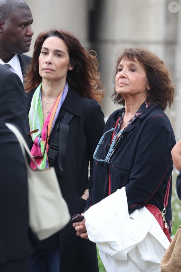 Marie Fugain et sa mère Stéphanie Fugain - Obsèques de P.Laffont dans la salle de la Coupole du cimetière du Père-Lachaise à Paris, le 23 août 2024. L'animateur de télévision est décédé le 7 août 2024 à l'âge de 84 ans. © Dominique Jacovides / Bestimage