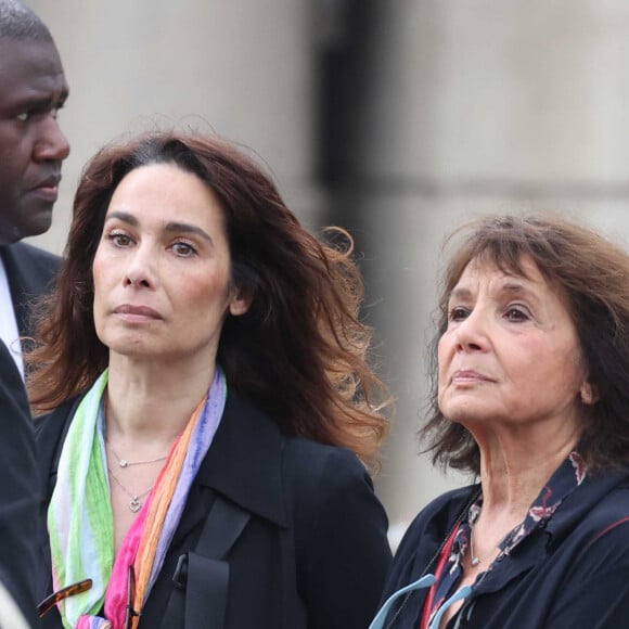 Marie Fugain et sa mère Stéphanie Fugain - Obsèques de P.Laffont dans la salle de la Coupole du cimetière du Père-Lachaise à Paris, le 23 août 2024. L'animateur de télévision est décédé le 7 août 2024 à l'âge de 84 ans. © Dominique Jacovides / Bestimage