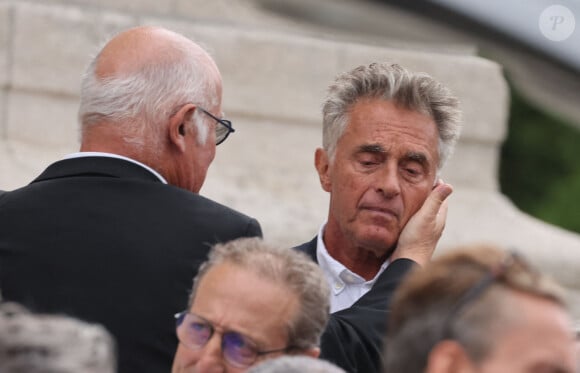 Gérard Holtz - Sortie des obsèques de P.Laffont dans la salle de la Coupole du cimetière du Père-Lachaise à Paris, le 23 août 2024. L'animateur de télévision est décédé le 7 août 2024 à l'âge de 84 ans. © Dominique Jacovides / Bestimage  