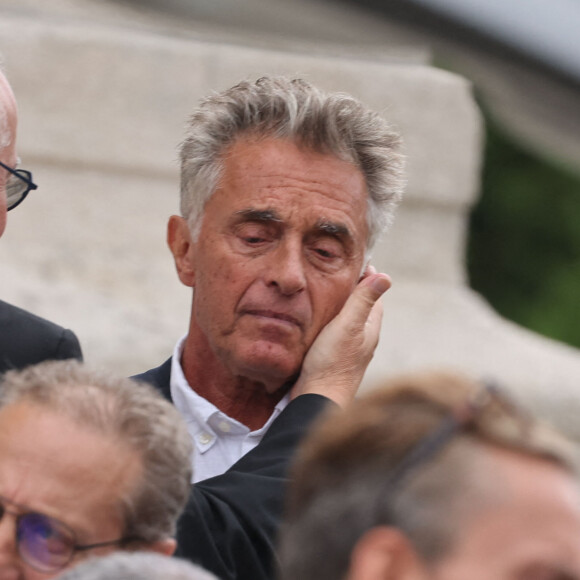 Gérard Holtz - Sortie des obsèques de P.Laffont dans la salle de la Coupole du cimetière du Père-Lachaise à Paris, le 23 août 2024. L'animateur de télévision est décédé le 7 août 2024 à l'âge de 84 ans. © Dominique Jacovides / Bestimage  