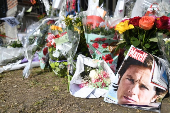 Les hommages se multiplient devant l'entrée de la maison de Alain Delon à Douchy le 22 août 2024. 