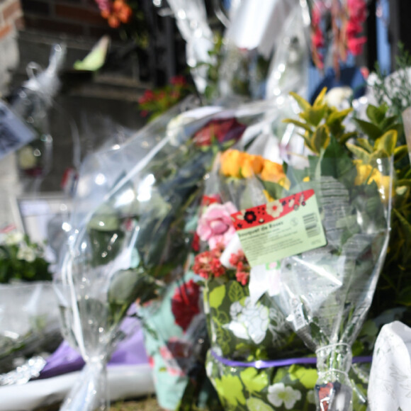 Les hommages se multiplient devant l'entrée de la maison de Alain Delon à Douchy le 22 août 2024. 