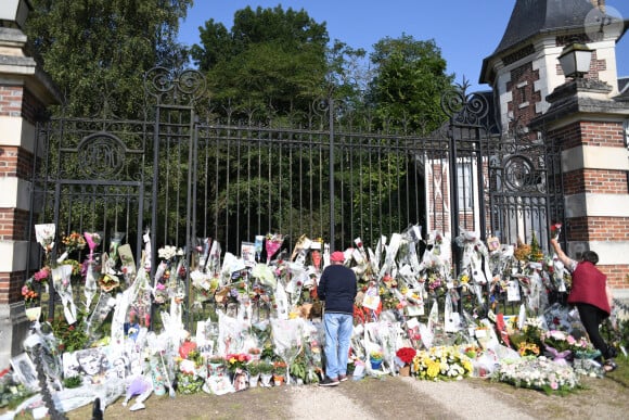 Les hommages se multiplient devant l'entrée de la maison de Alain Delon à Douchy le 22 août 2024. 