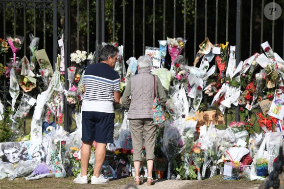 Les hommages se multiplient devant l'entrée de la maison de Alain Delon à Douchy le 22 août 2024. 