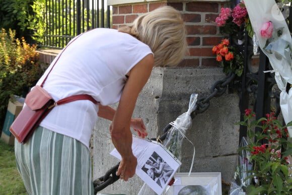 Les fans d'A.Delon déposent des fleurs et des messages devant les grilles de sa maison de Douchy, le 21 août 2024. L'acteur est décédé le 18 août 2024 à l'âge de 88 ans. © Stéphanie Grossetete / Panoramic / Bestimage 