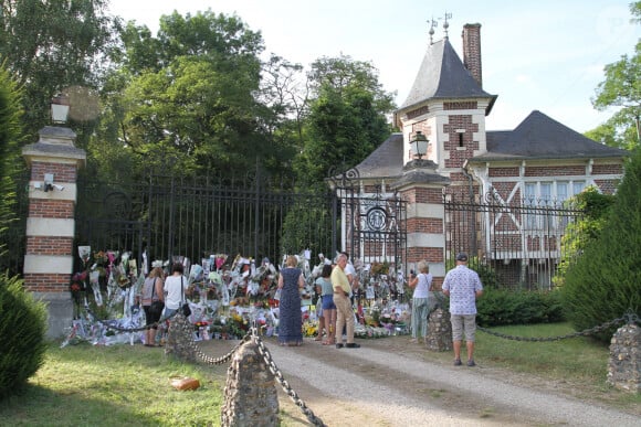 Les fans d'A.Delon déposent des fleurs et des messages devant les grilles de sa maison de Douchy, le 21 août 2024. L'acteur est décédé le 18 août 2024 à l'âge de 88 ans. © Stéphanie Grossetete / Panoramic / Bestimage 