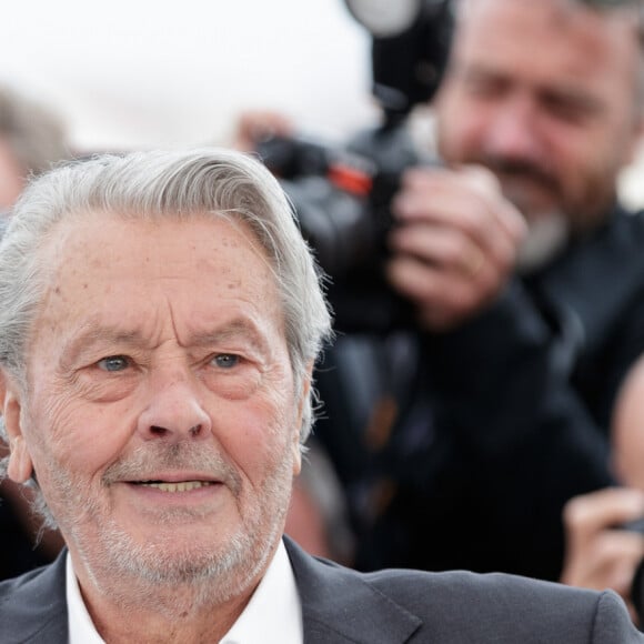 Photocall de la Palme d'or d'honneur à Alain Delon lors du 72ème Festival International du film de Cannes. Le 19 mai 2019 © Jacovides-Moreau / Bestimage 