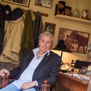 Exclusif - Alain Delon s'entretient avec Cyril Viguier dans sa maison de Douchy-Montcorbon le 17 avril 2021. © Cyril Moreau / Bestimage