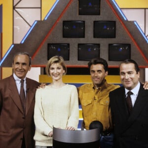 Sur le plateau de l'émission "Pyramide", de gauche à droite, Patrice LAFFONT, Michèle LAROQUE, Gérard HOLTZ et Paul-Loup SULITZER. Date inconnue . © Michel Marizy via Bestimage