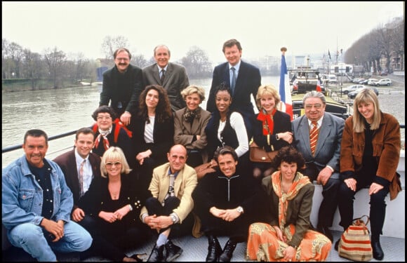 L'équipede l'émission Pyramide fête à Paris la 100ème avec Eric Morena, Evelyne Leclercq, Pierre Bonte, Gérard Holtz, Sonia Dubois, Marie-Ange Nardi, Sophie Garel, Pepita, Danièle Gilbert, Maître Capelo, Chantal Ladesou, Bertrand Renard, Patrice Laffont et Laurent Broomhead