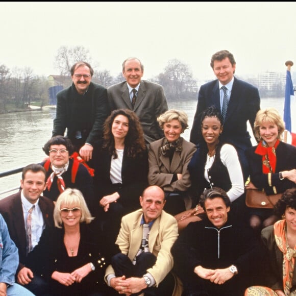 L'équipede l'émission Pyramide fête à Paris la 100ème avec Eric Morena, Evelyne Leclercq, Pierre Bonte, Gérard Holtz, Sonia Dubois, Marie-Ange Nardi, Sophie Garel, Pepita, Danièle Gilbert, Maître Capelo, Chantal Ladesou, Bertrand Renard, Patrice Laffont et Laurent Broomhead