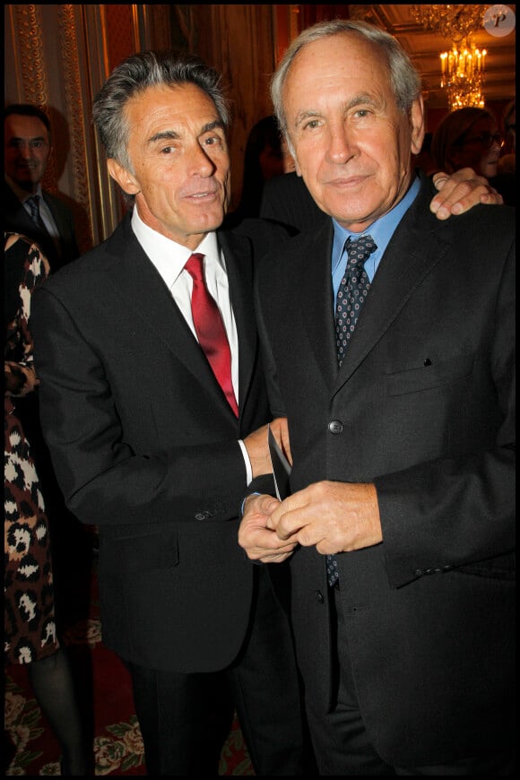 Gérard Holtz et Patrice Laffont quand il eçoit la Médaille de Mérite au Palais de l'Elysée à Paris Gérard Holtz et Patrice Laffont