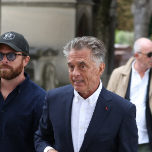 Gerard Holtz arrive aux funérailles de Patrice Laffont au cimetière du Père Lachaise le 23 août 2024 à Paris, France. Photo par Nasser Berzane/ABACAPRESS.COM