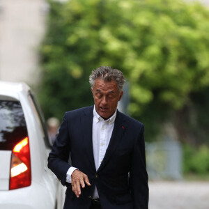 Gerard Holtz était particulièrement ému... Et pour cause...Gerard Holtz arrive aux funérailles de Patrice Laffont au cimetière du Père Lachaise le 23 août 2024 à Paris, France. Photo par Nasser Berzane/ABACAPRESS.COM