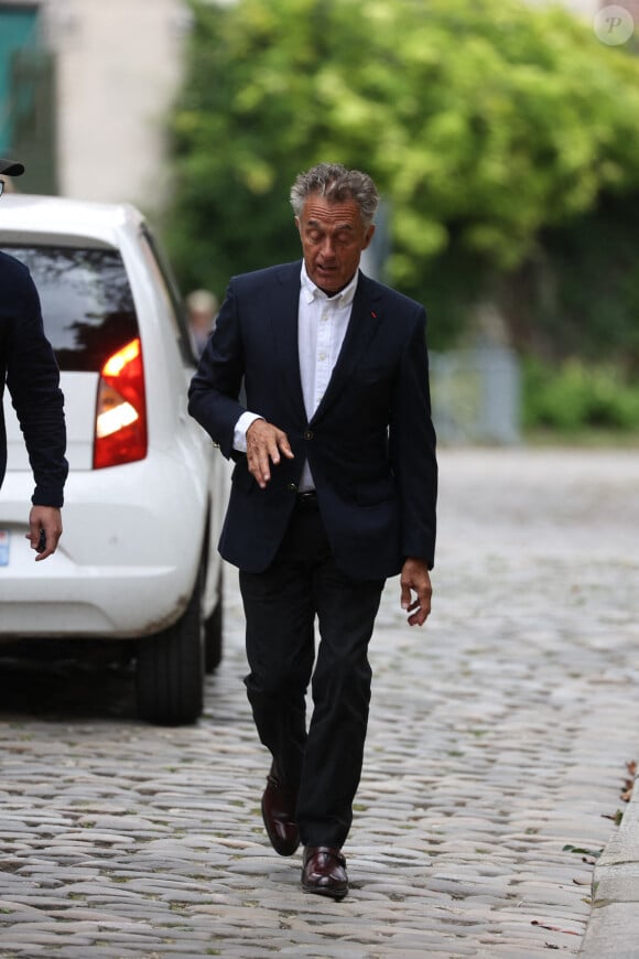 Gerard Holtz était particulièrement ému... Et pour cause...Gerard Holtz arrive aux funérailles de Patrice Laffont au cimetière du Père Lachaise le 23 août 2024 à Paris, France. Photo par Nasser Berzane/ABACAPRESS.COM