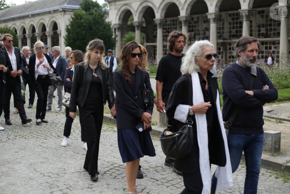 Mitty Hazanavicius, Axelle Laffont, Romain Sichez arrivent aux funérailles de Patrice Laffont au cimetière du Père Lachaise le 23 août 2024 à Paris, France. Photo par Nasser Berzane/ABACAPRESS.COM