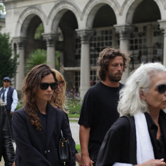 Mitty Hazanavicius, Axelle Laffont, Romain Sichez arrivent aux funérailles de Patrice Laffont au cimetière du Père Lachaise le 23 août 2024 à Paris, France. Photo par Nasser Berzane/ABACAPRESS.COM