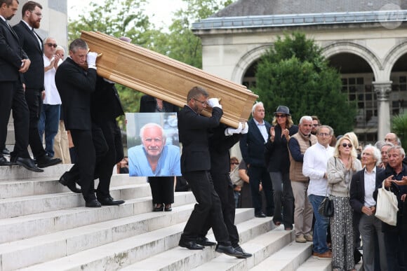 Parmi les proches, les amis ou les membres de la famille venus lui dire adieu...Arrivée aux funérailles de Patrice Laffont au cimetière du Père Lachaise le 23 août 2024 à Paris, France. Photo par Nasser Berzane/ABACAPRESS.COM