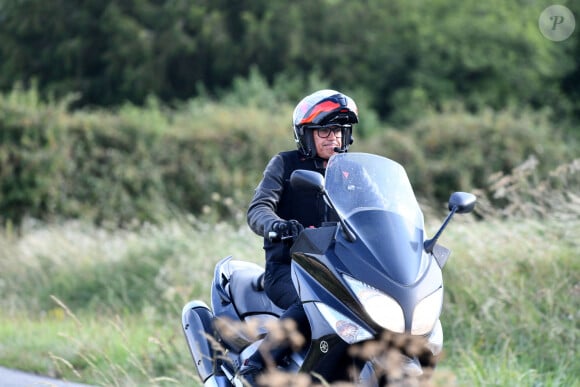 Paul Belmondo en scooter - Les invités à la sortie de la propriété de Douchy-Montcorbon après les obsèques d'Alain Delon le 24 août 2024. 