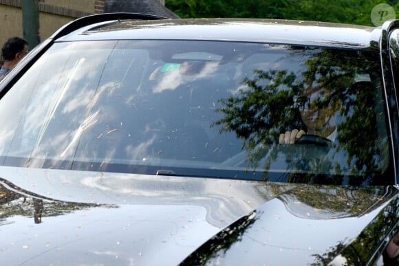 La fille d'Alain Delon a quitté Douchy dans un voiture conduite par son compagnon
Anouchka Delon et son mari Julien Dereims à la sortie de la propriété de Douchy-Montcorbon après les obsèques d'Alain Delon le 24 août 2024. 