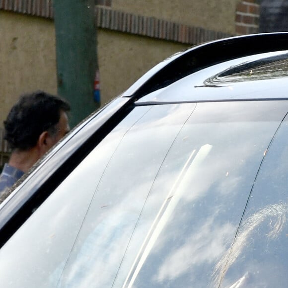 La fille d'Alain Delon a quitté Douchy dans un voiture conduite par son compagnon
Anouchka Delon et son mari Julien Dereims à la sortie de la propriété de Douchy-Montcorbon après les obsèques d'Alain Delon le 24 août 2024. 