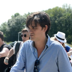 Anthony Delon et son demi-frère Alain-Fabien découvrent les hommages devant les grilles de la propriété de Douchy, quelques heures avant les obsèques de leur père, A.Delon, le 24 août 2024. Décédé le 18 août 2024, l'acteur a rendu son dernier souffle, entouré des siens dans sa propriété de Douchy, où il sera inhumé, le 24 août 2024 vers 17 heures dans une chapelle, construite il y a une vingtaine d'années.