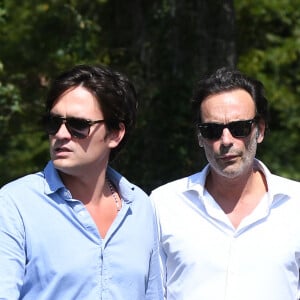 Anthony Delon et son demi-frère Alain-Fabien découvrent les hommages devant les grilles de la propriété de Douchy, quelques heures avant les obsèques de leur père, A.Delon, le 24 août 2024. Décédé le 18 août 2024, l'acteur a rendu son dernier souffle, entouré des siens dans sa propriété de Douchy, où il sera inhumé, le 24 août 2024 vers 17 heures dans une chapelle, construite il y a une vingtaine d'années. 