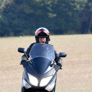 Paul Belmondo en scooter - Les invités à la sortie de la propriété de Douchy-Montcorbon après les obsèques d'Alain Delon le 24 août 2024. 