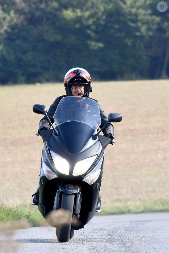 Paul Belmondo en scooter - Les invités à la sortie de la propriété de Douchy-Montcorbon après les obsèques d'Alain Delon le 24 août 2024. 