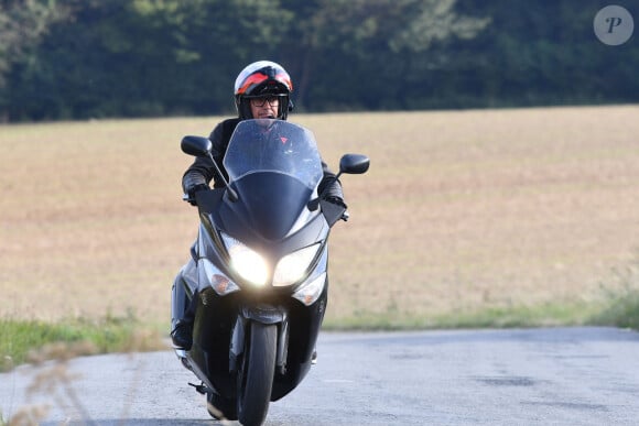 Paul Belmondo en scooter - Les invités à la sortie de la propriété de Douchy-Montcorbon après les obsèques d'Alain Delon le 24 août 2024. 