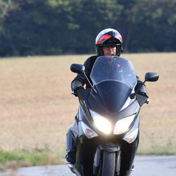 Paul Belmondo en scooter - Les invités à la sortie de la propriété de Douchy-Montcorbon après les obsèques d'Alain Delon le 24 août 2024. 