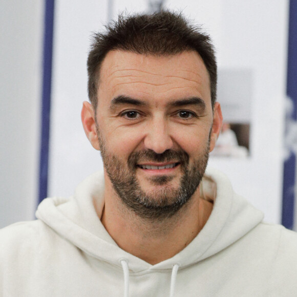 À 46 ans, Cyril Lignac est un homme bien occupé
Le chef français Cyril Lignac lors de sa première séance de dédicaces à la veille de la sortie de son nouveau livre "Saisons" à la librairie Mollat à Bordeaux, France. Photo par Thibaud Moritz/ABACAPRESS.COM